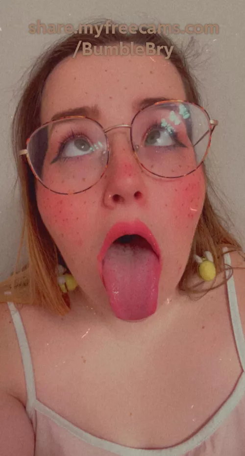 Logging on in about 3 hours 🐝🫶 https://share.myfreecams.com/BumbleBry