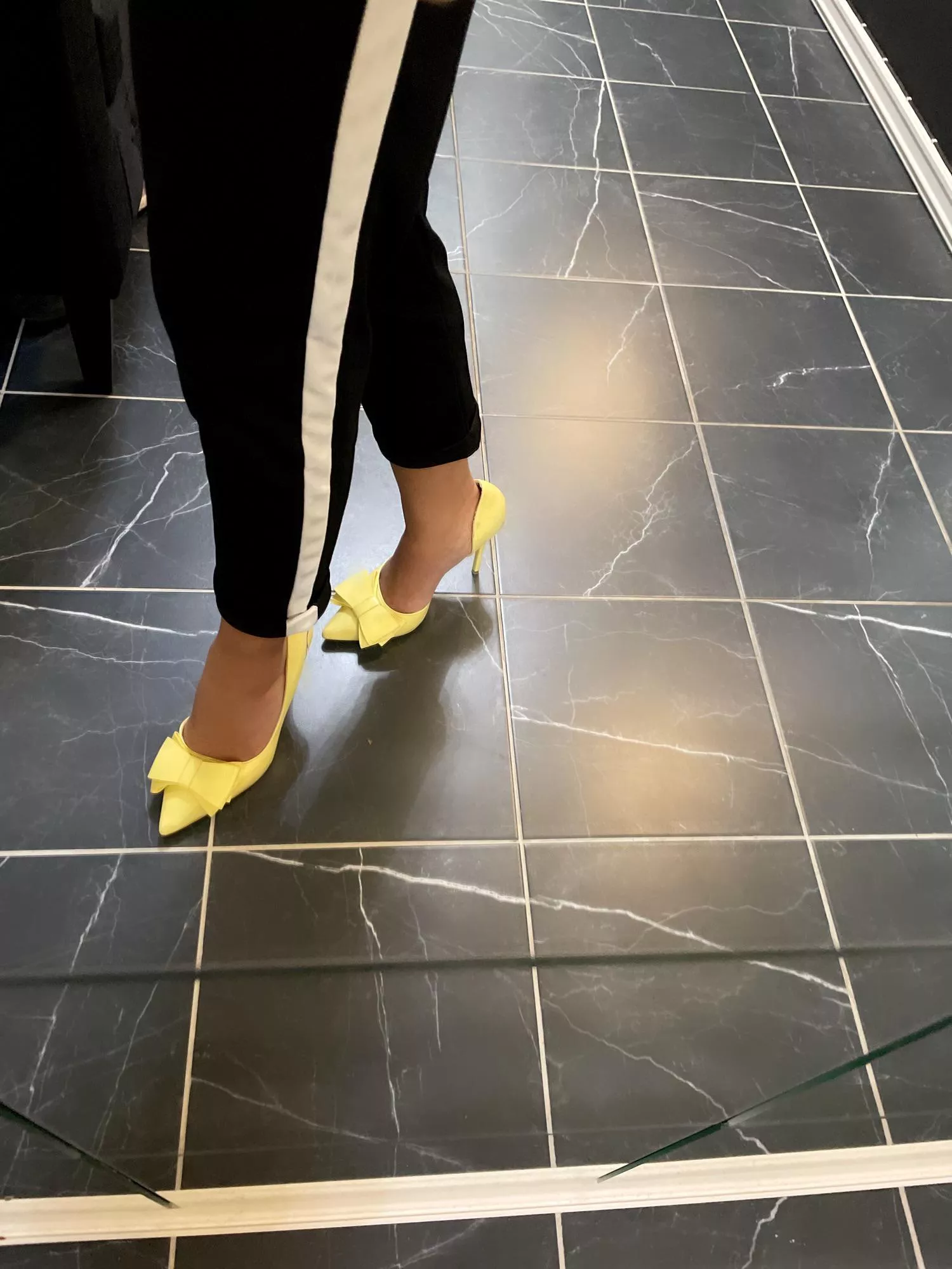 Love yellow heels! Do you? 💛