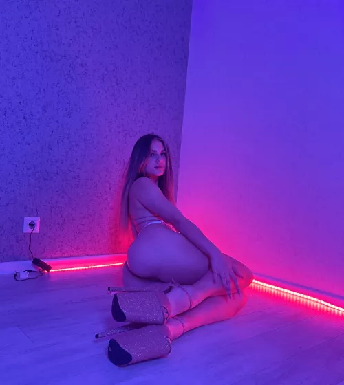 Neon light will add passion to us tonight? 💋 my onlyfans in comments