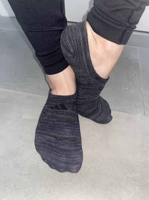 Peep my pink toes through my socks💋 who wants to help take them off 😋💦