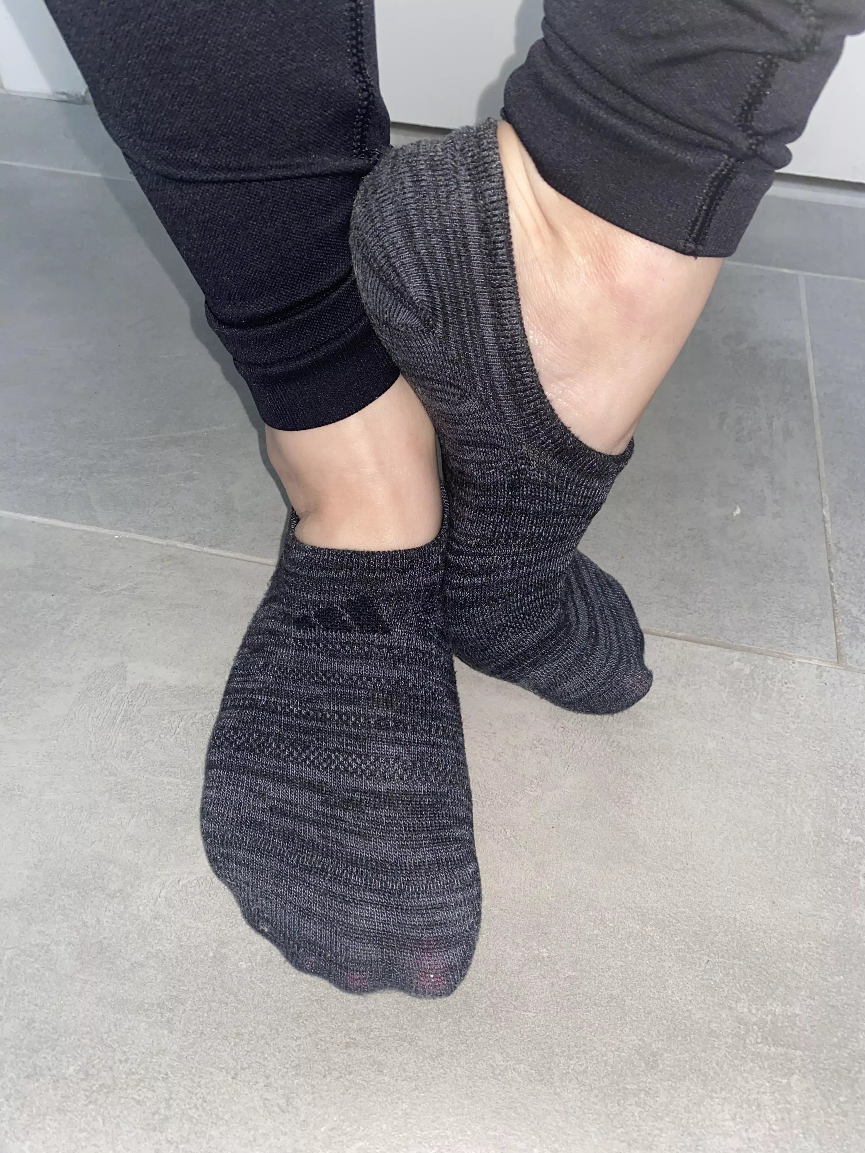 Peep my pink toes through my socks💋 who wants to help take them off 😋💦