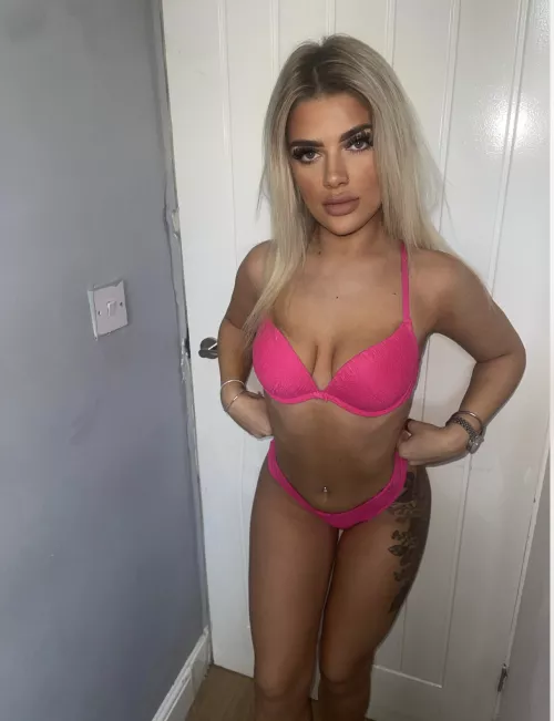 Pretty girls wear pink ;) which lucky redditor is gonna come take this off me then 😈