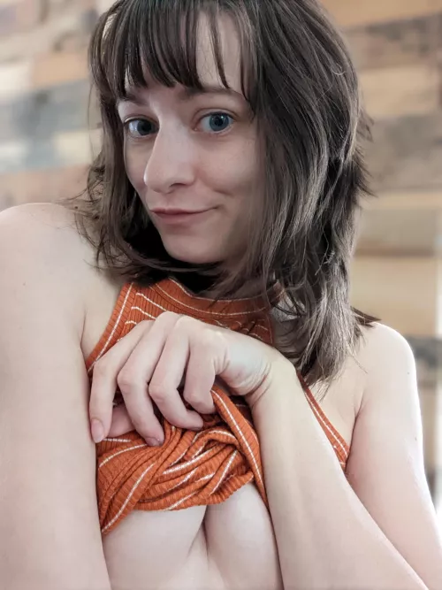 What's better than a brunette? A brunette with underboob