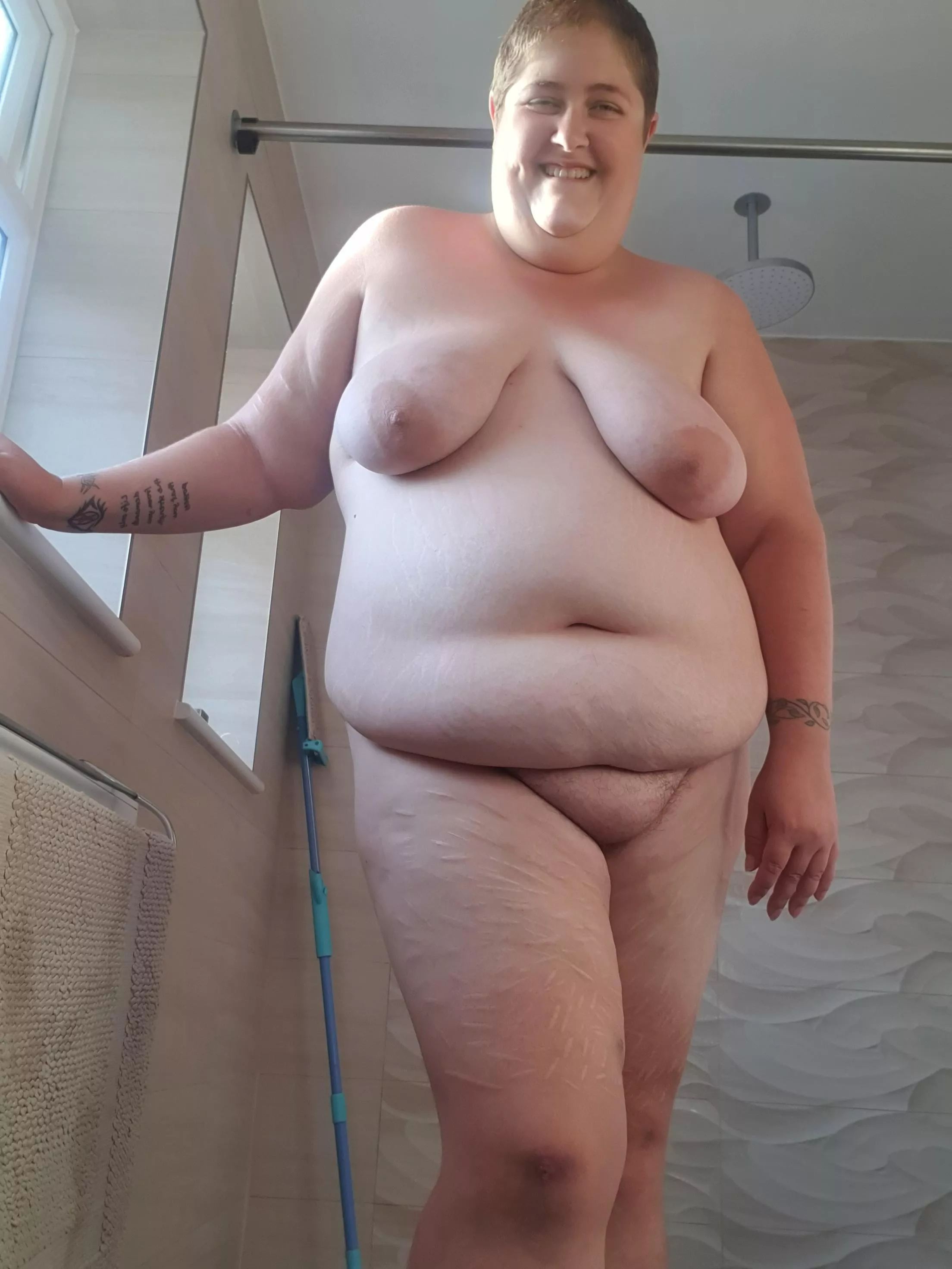 32, 5ft 5in, 🤷‍♀️lbs.