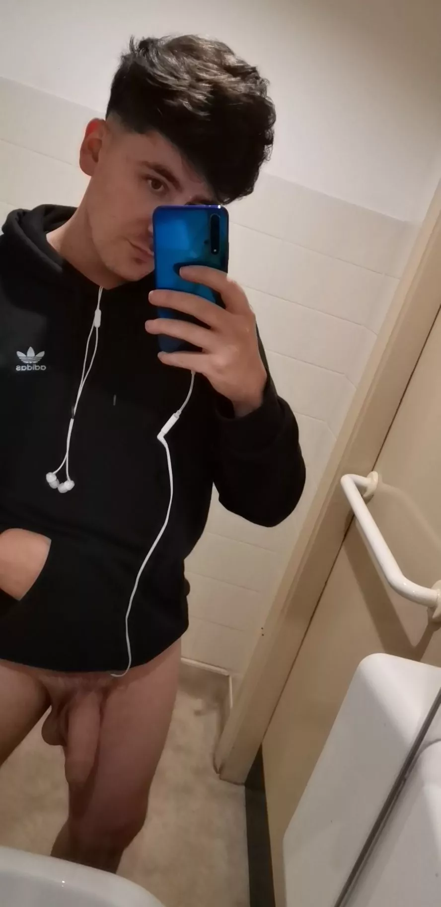 A lil selfie while at work! So glad I don't have those headphones anymore 😂