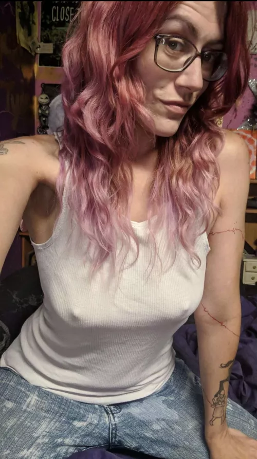 cute shy and nerdy housewife wanting to show herself to YOU 😘