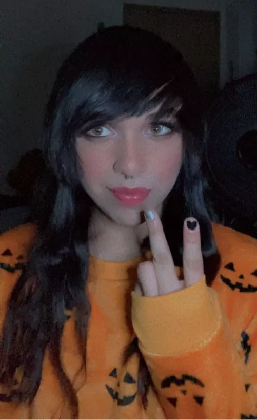 I love this sweater 🖤🧡