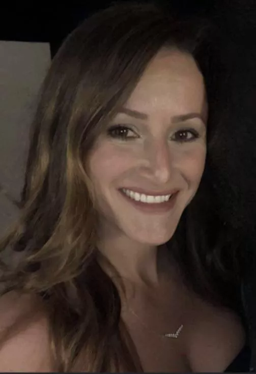 Lay it it on her pretty milf face dm or Kik (the same)