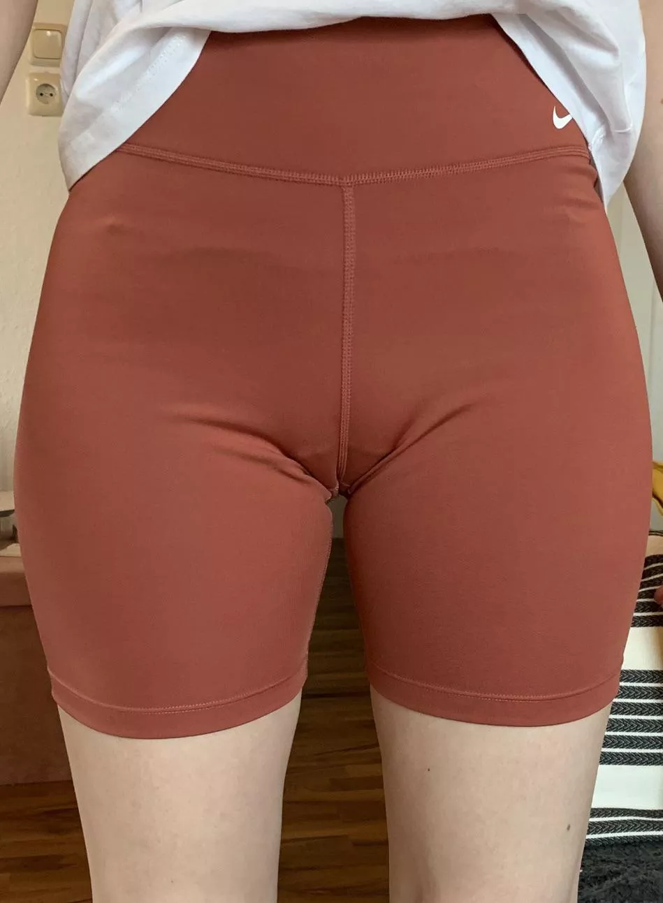 Leggings hugging GFs thong and her big lips - should I tell her? 🥵🍑