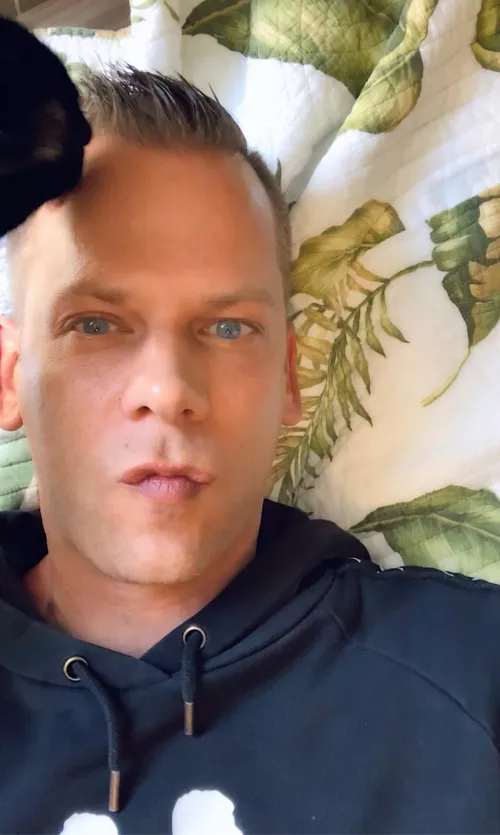 Not sure I feel proud of myself for coming out of the closet at 41. The feeling of pride ebb and flow. I digress - happy Friday gents! (Will my cat ever stop grooming my forehead? 🐈‍⬛)