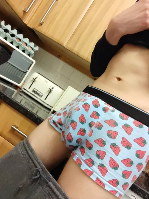 Strawberries in the kitchen, gonna get some cream