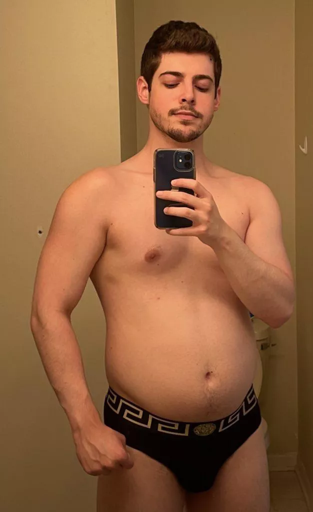 [24] Any bros in here that like a man with a belly?