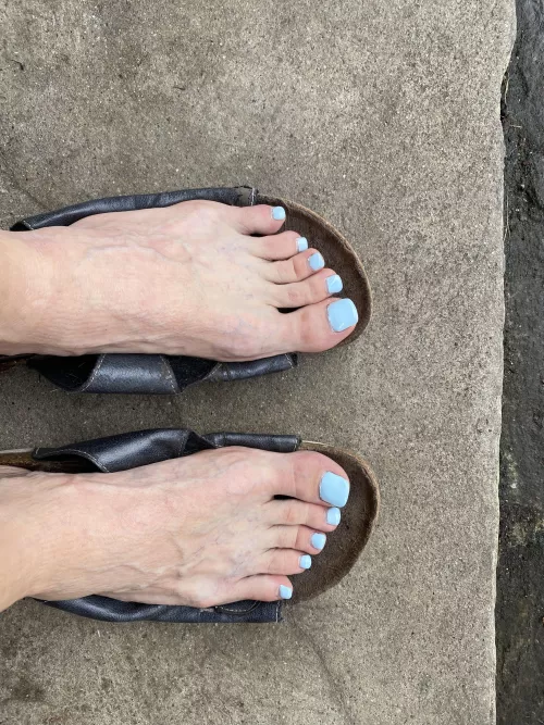 And so my toes look right now. I need to get a pedicure to refresh the color gel ☺️