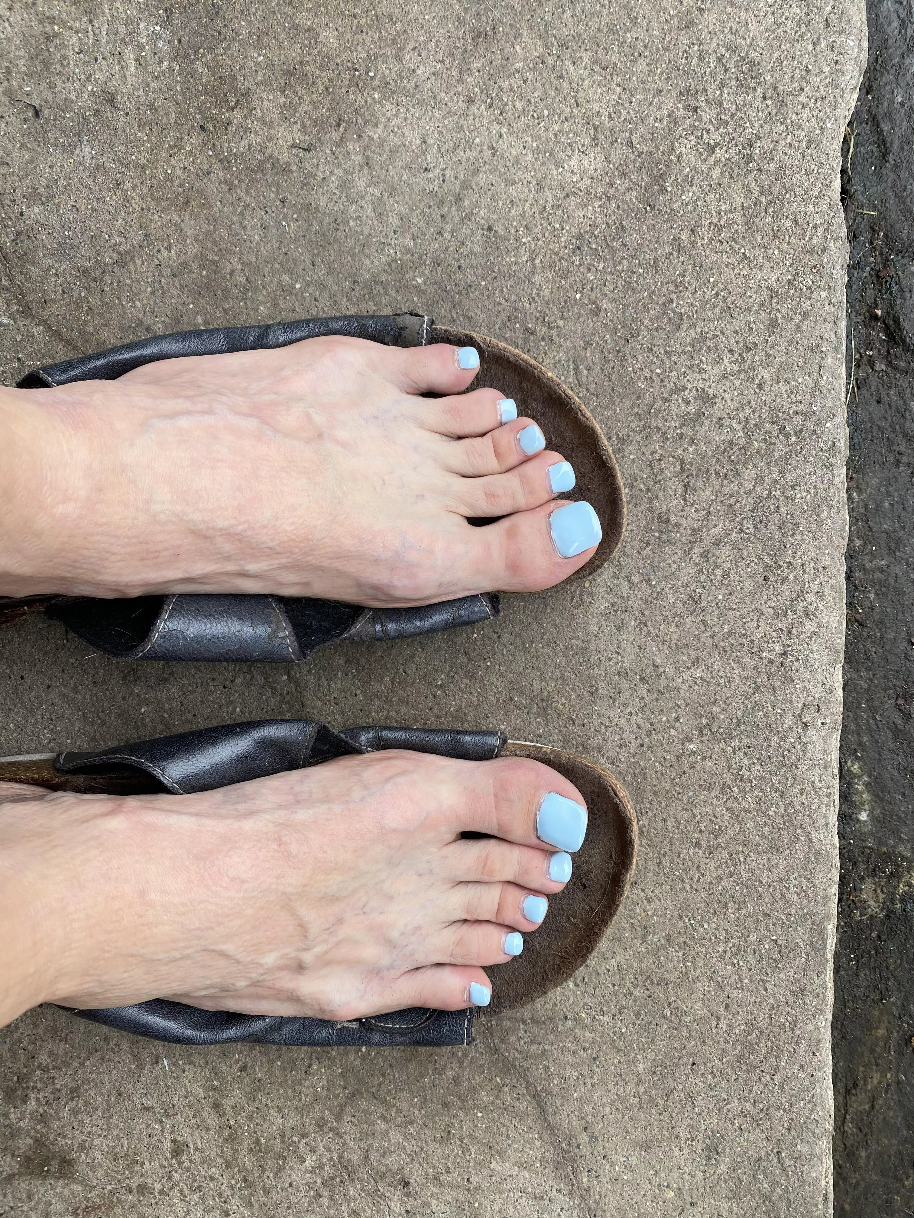 And so my toes look right now. I need to get a pedicure to refresh the color gel ☺️