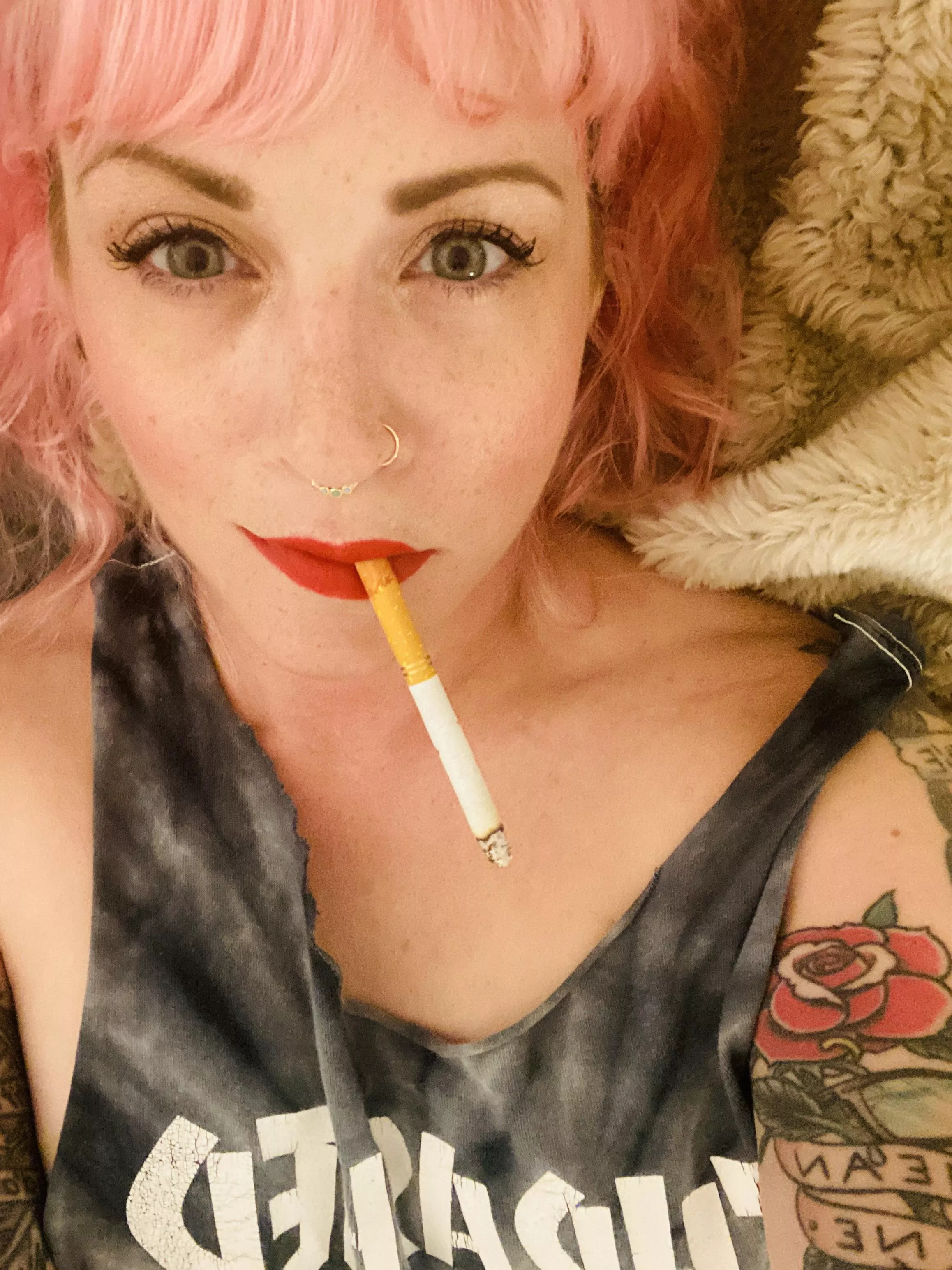 Before bed snugs n smokes 😘