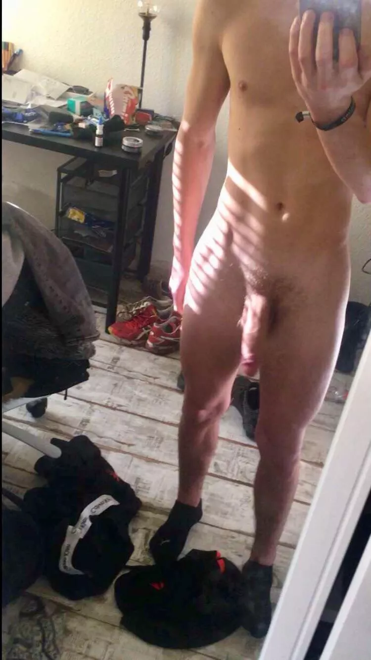 Can i get the feeling that i am not looking small when im full naked (m)