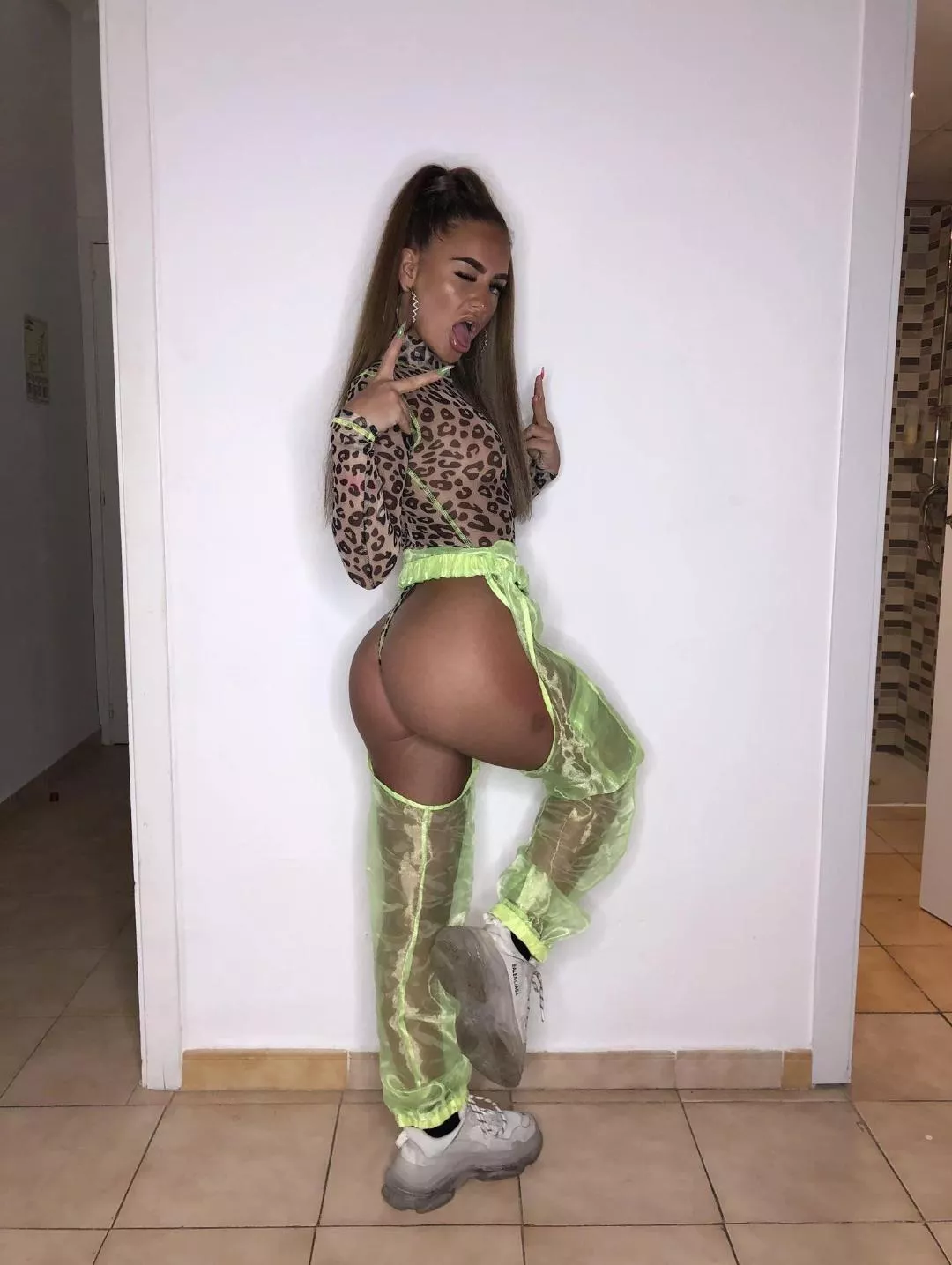 chloe in ibiza, bet shes some party 😉