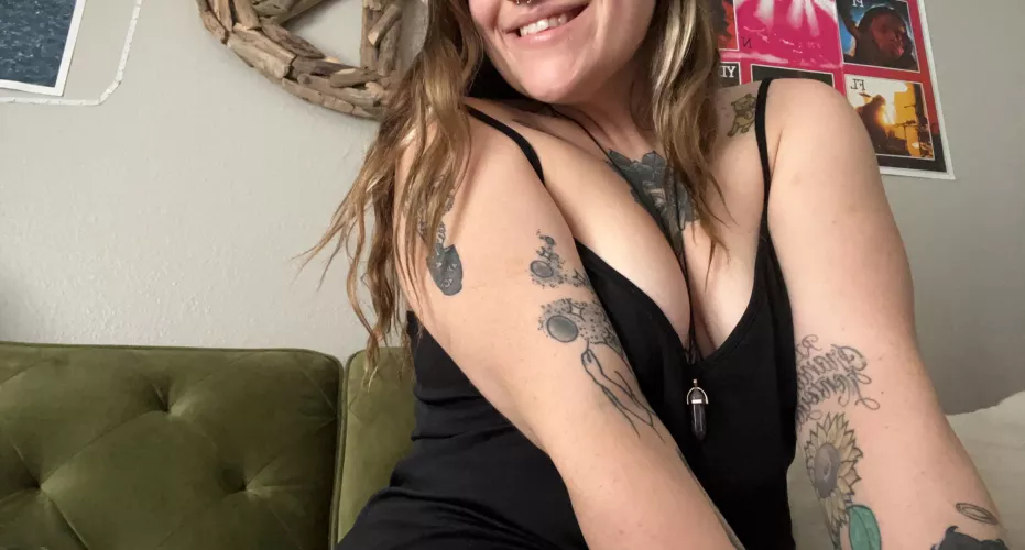 Cum get a taste of me 😈 OF in bio & it’s 20% off! or msg me for content $$ 👀