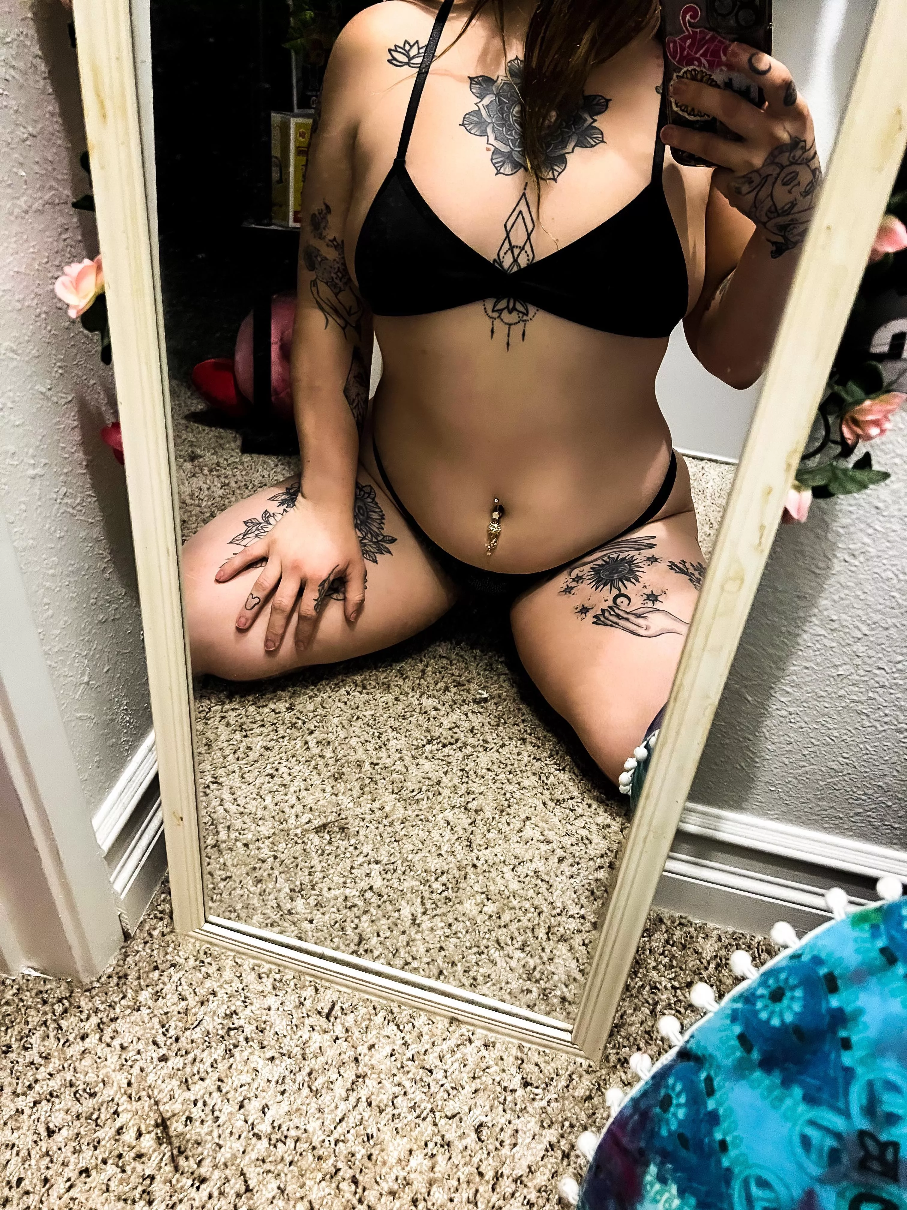 Cum get a taste of me 😈 OF in bio & it’s 20% off! or msg me for content $$ 👀
