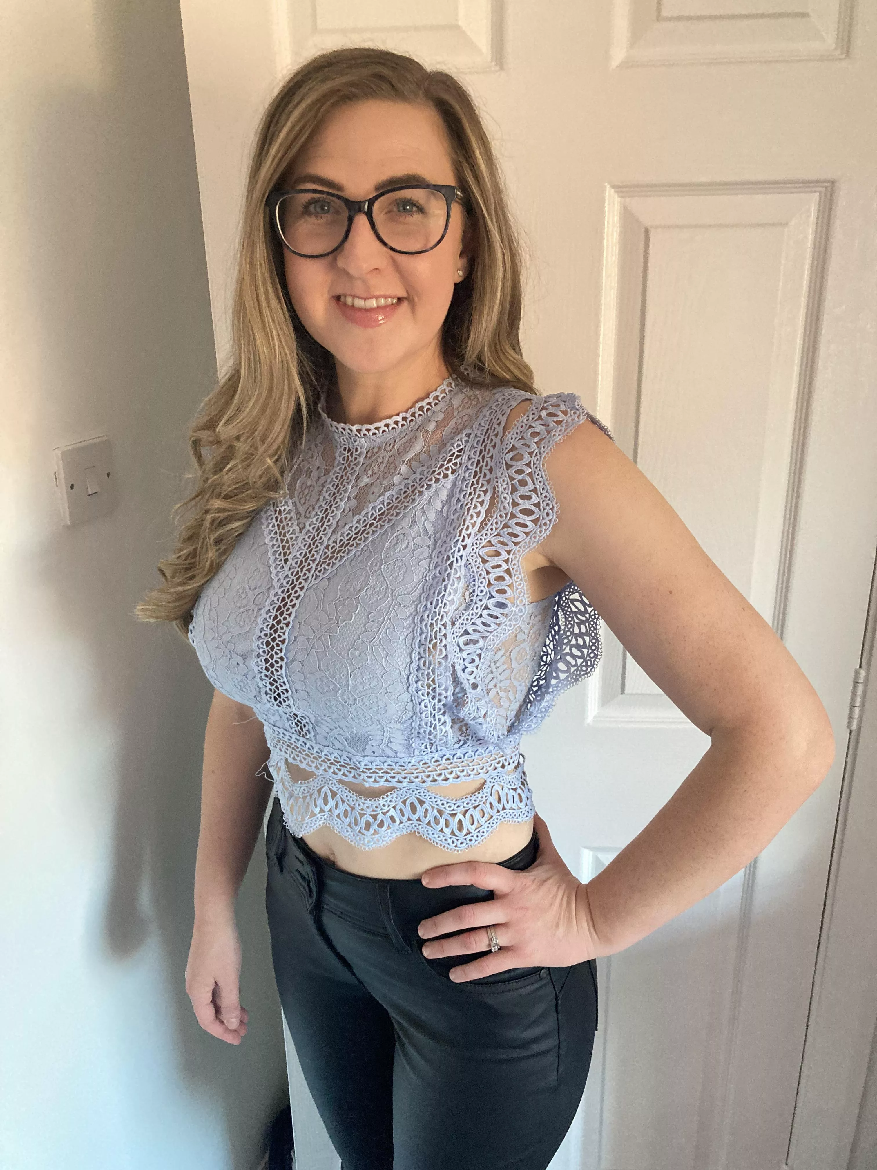 Exposing wifes nude to tribbers with 2nd screen. Kik: her_proud_hubby