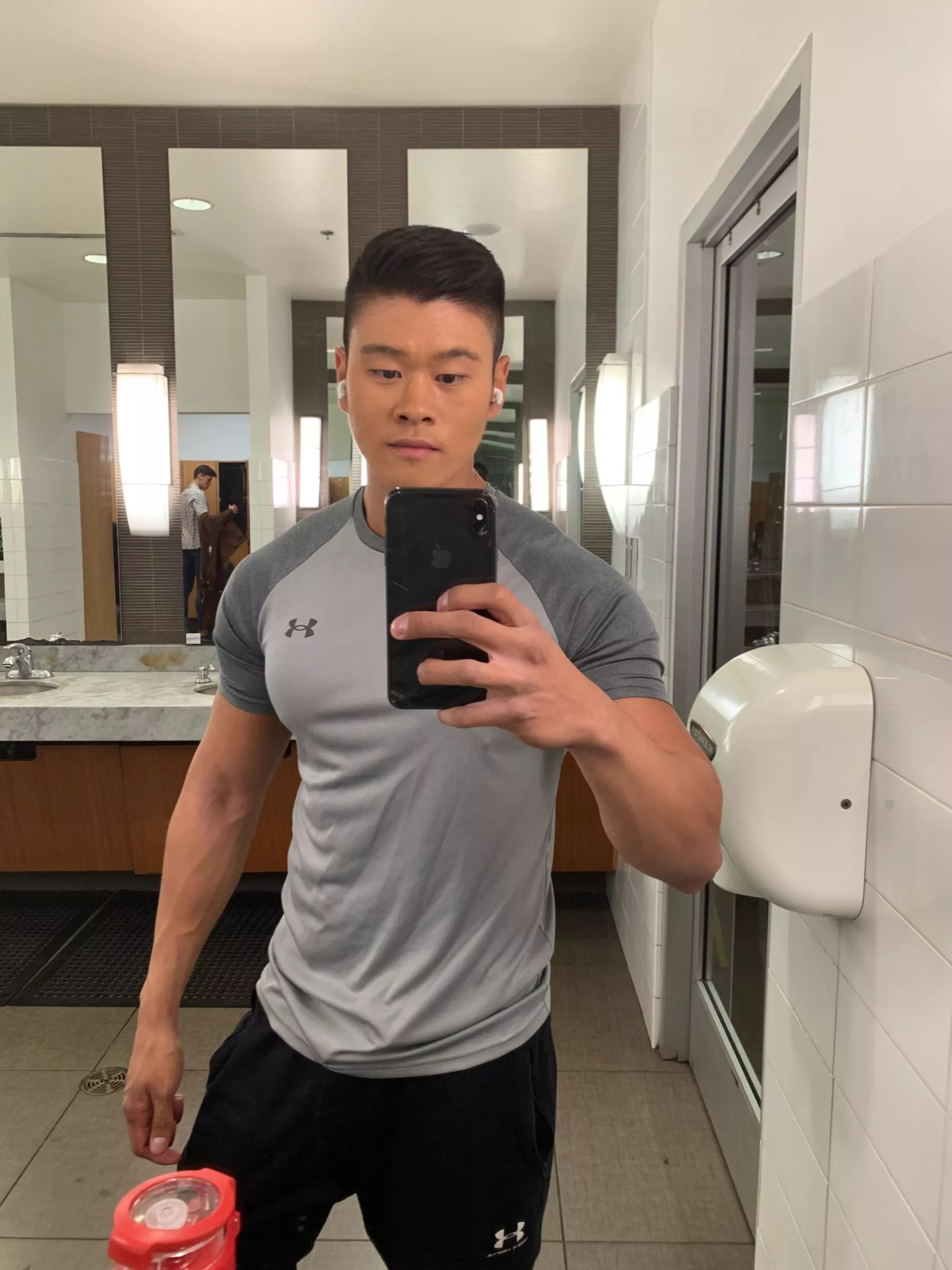 Feeling powerful because of my haircut 💇🏻‍♂️