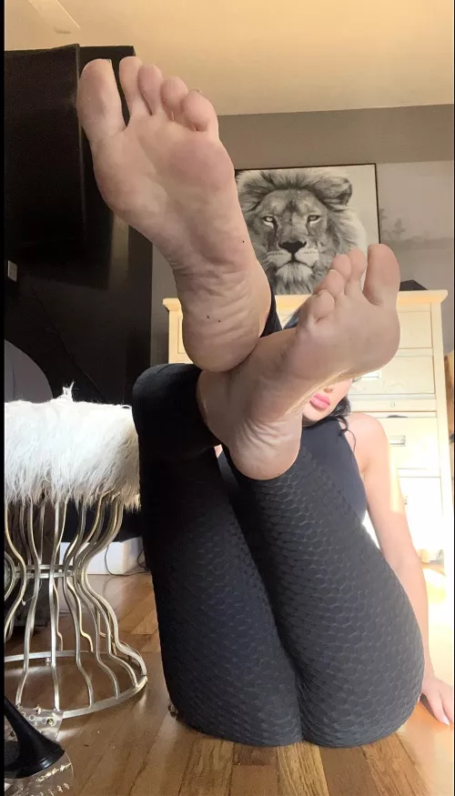 Good morning sole lovers…I’m making sure your weekend starts with my cute feet