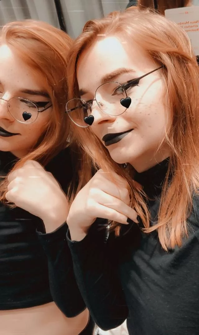 I cloned myself 😎 also really love my hair color in this light 😋