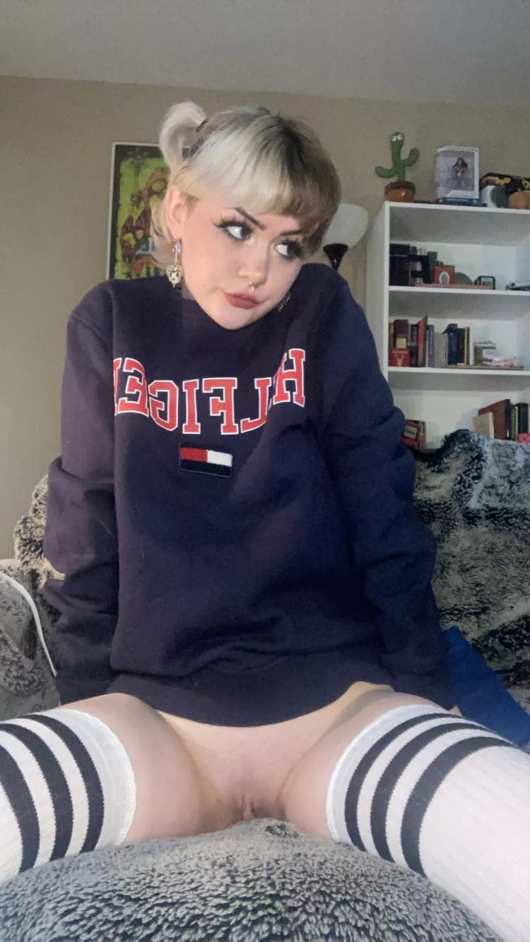 No ones home…. So no panties for me