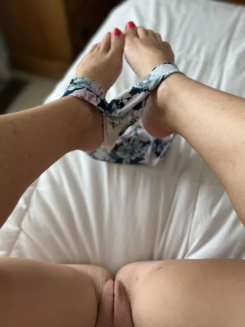 Play with my feet and my pussy 😽