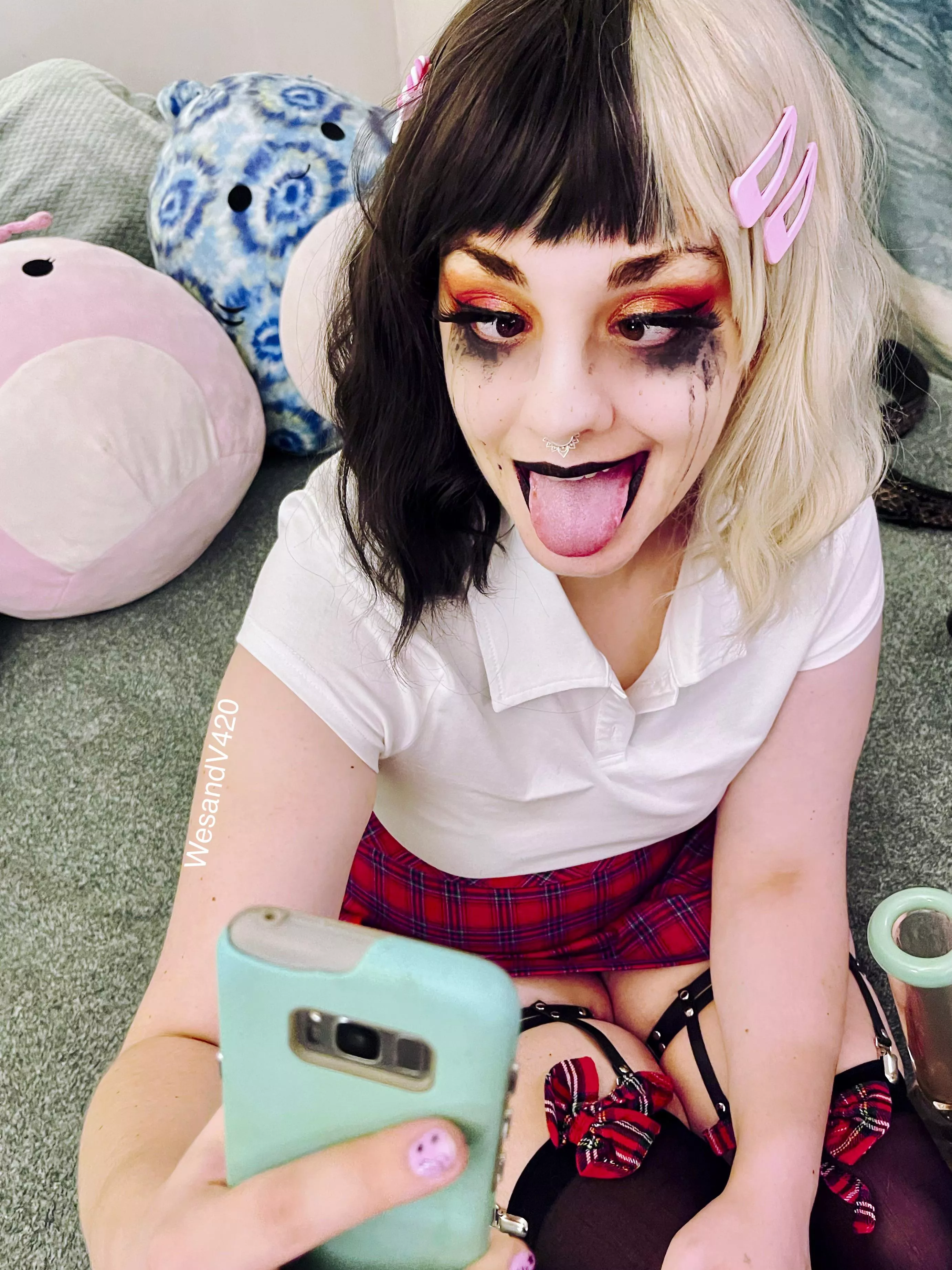 Say hi if you’d cum if I sent you my nudes 🥵