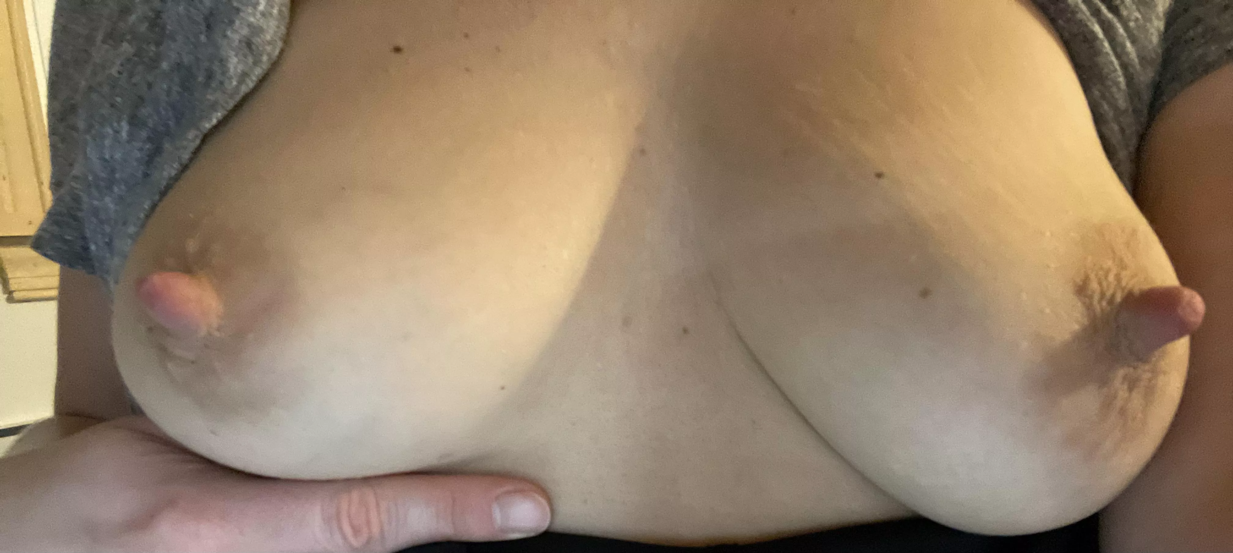 Suck my mommy milkers please 🥵