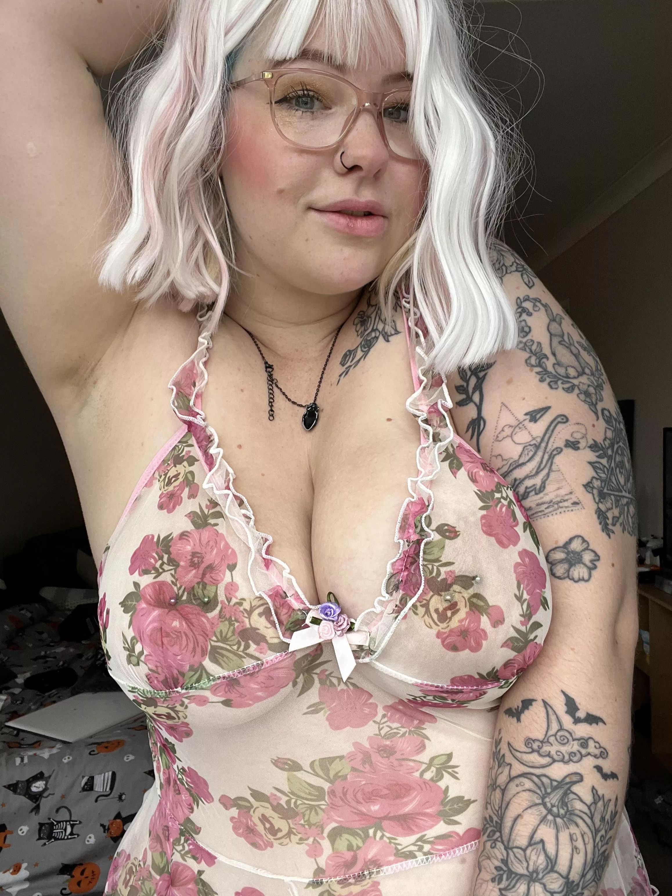 Tell me I’m cute before you worship me