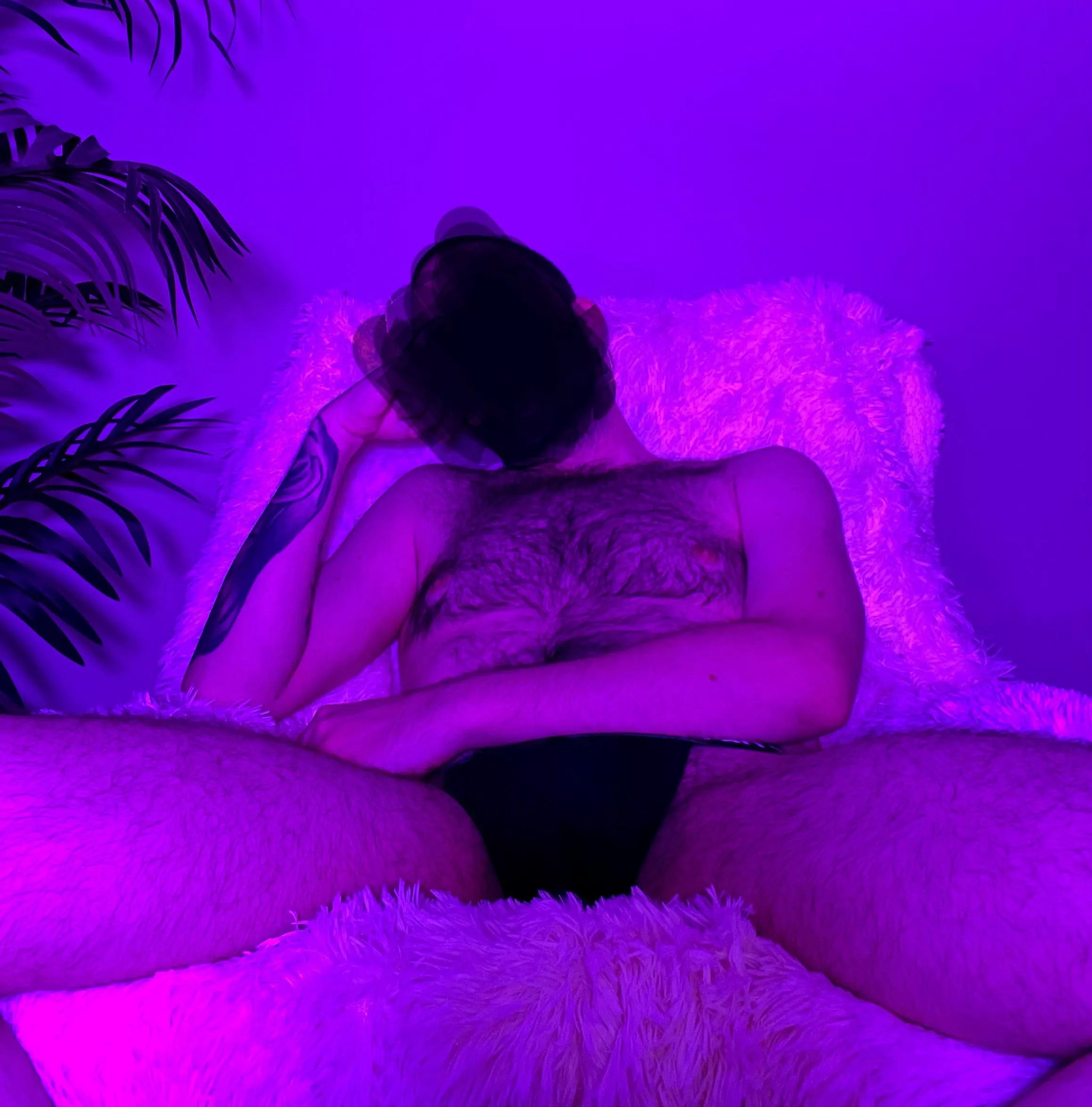 who wants to help me kill time while my game downloads? ✌🏻