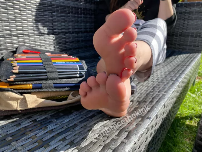 Come and sit by my side while I work on some art 😘