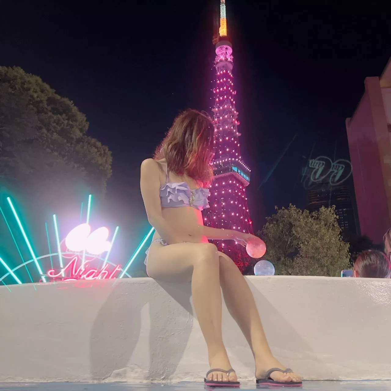 Help me take off my flip flops? 👣