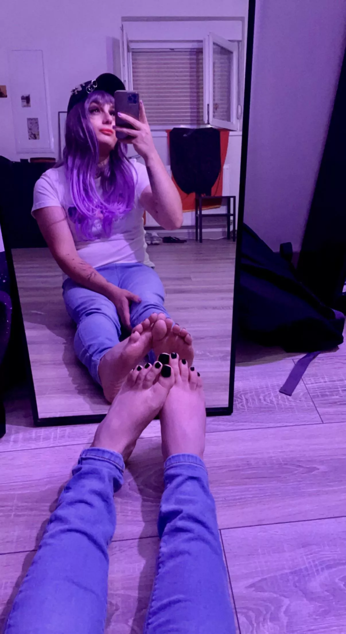 Hey~ so do you think my toes look good with black polish?🖤