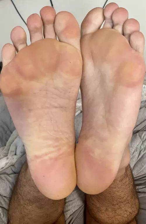 I know you would love to worship my bare feet 😏