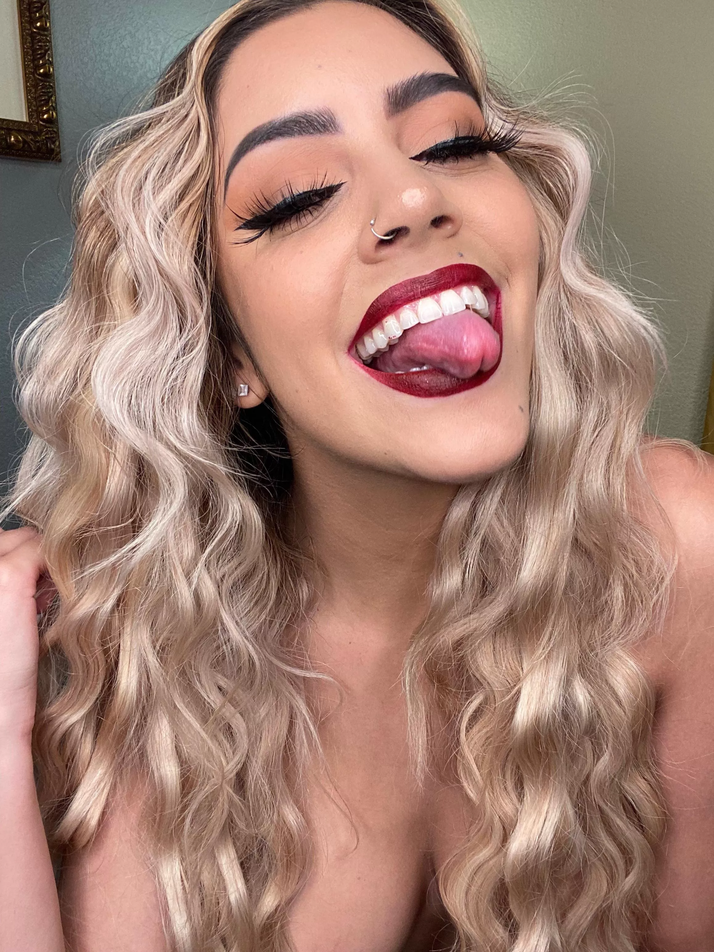 I love this lil glam look with a pop of color on the lips 💋