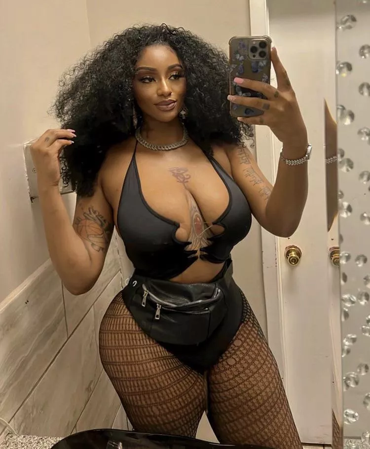 Shes so tall n thick 🥵🥵who wants to talk about her