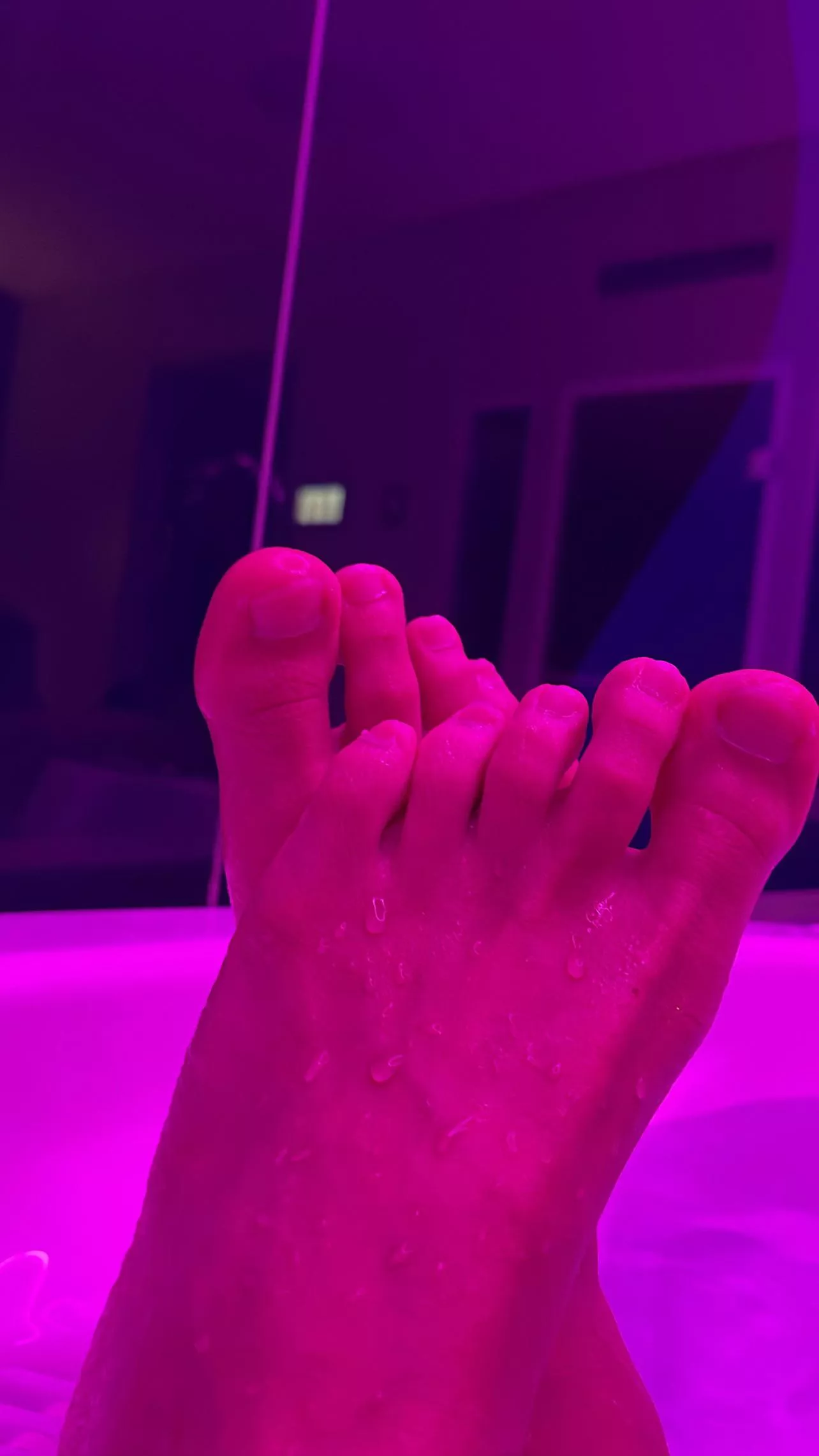 Somebody told me I have beautiful feet … like to suck them wet feet 🍃🤓