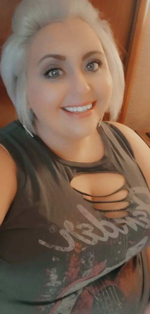 Would you hit on me at a bar?