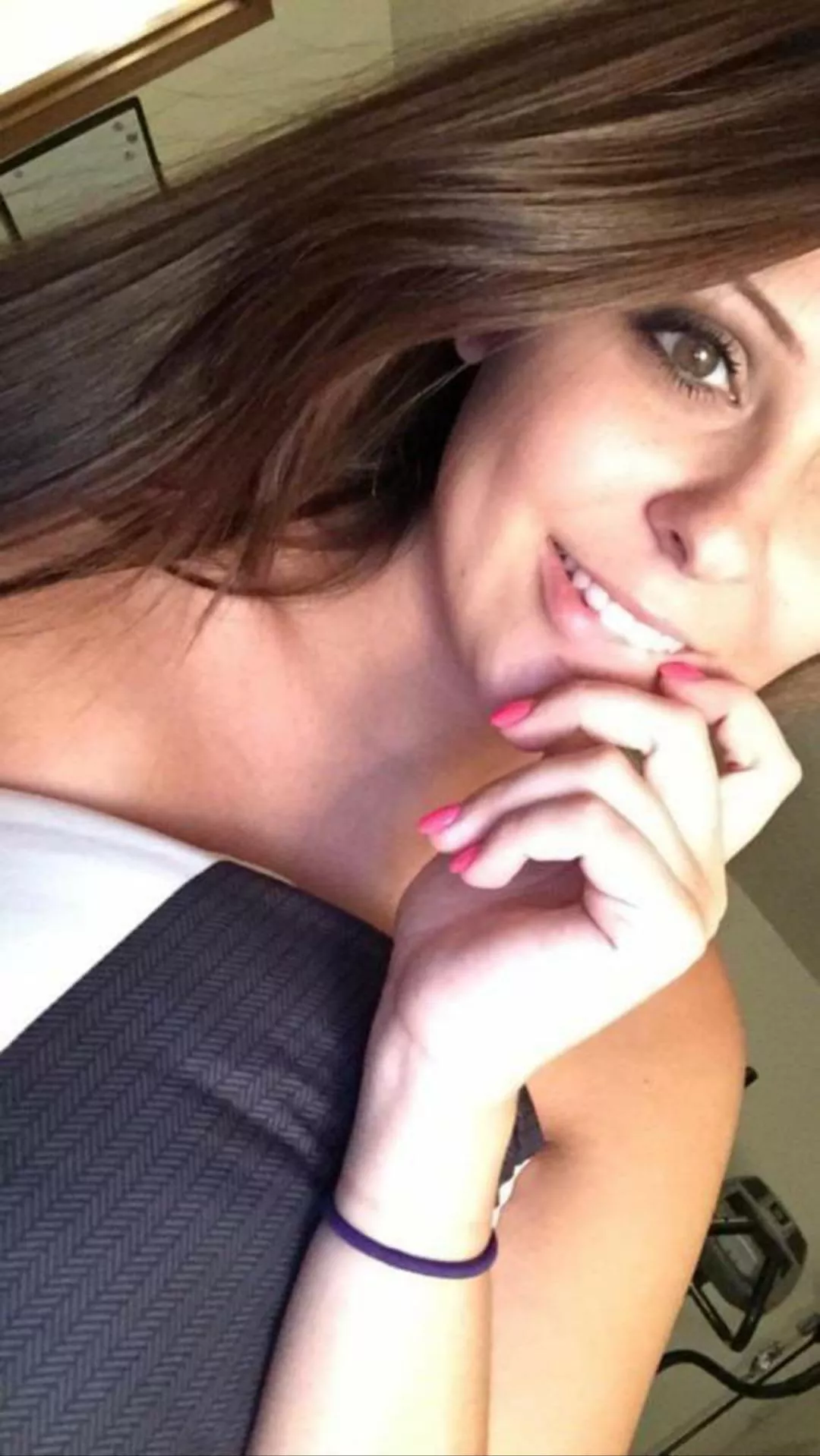 Anyone want to fuck a married Milf ? 🥰😍