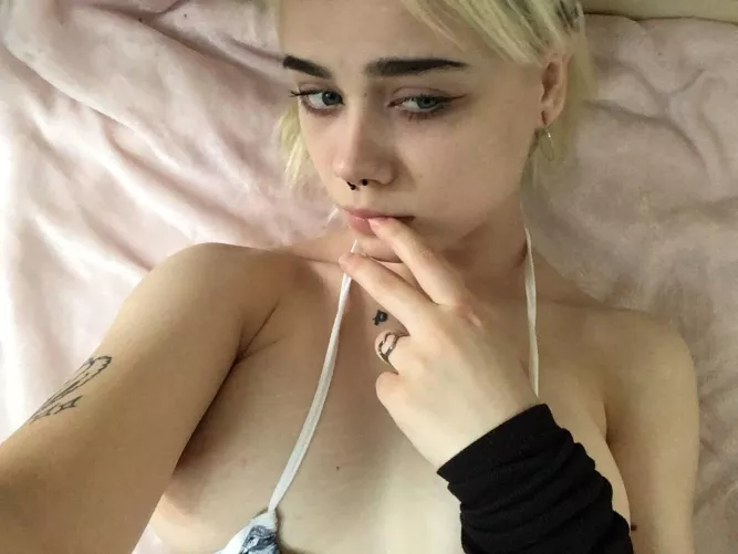 Do you like to cum on my face?😍😈