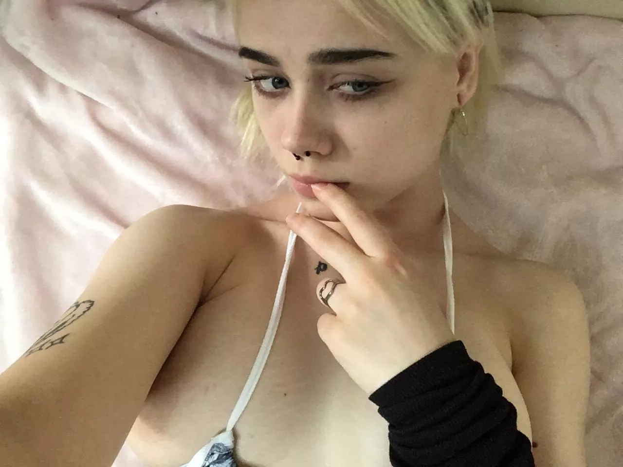 Do you like to cum on my face?😍😈