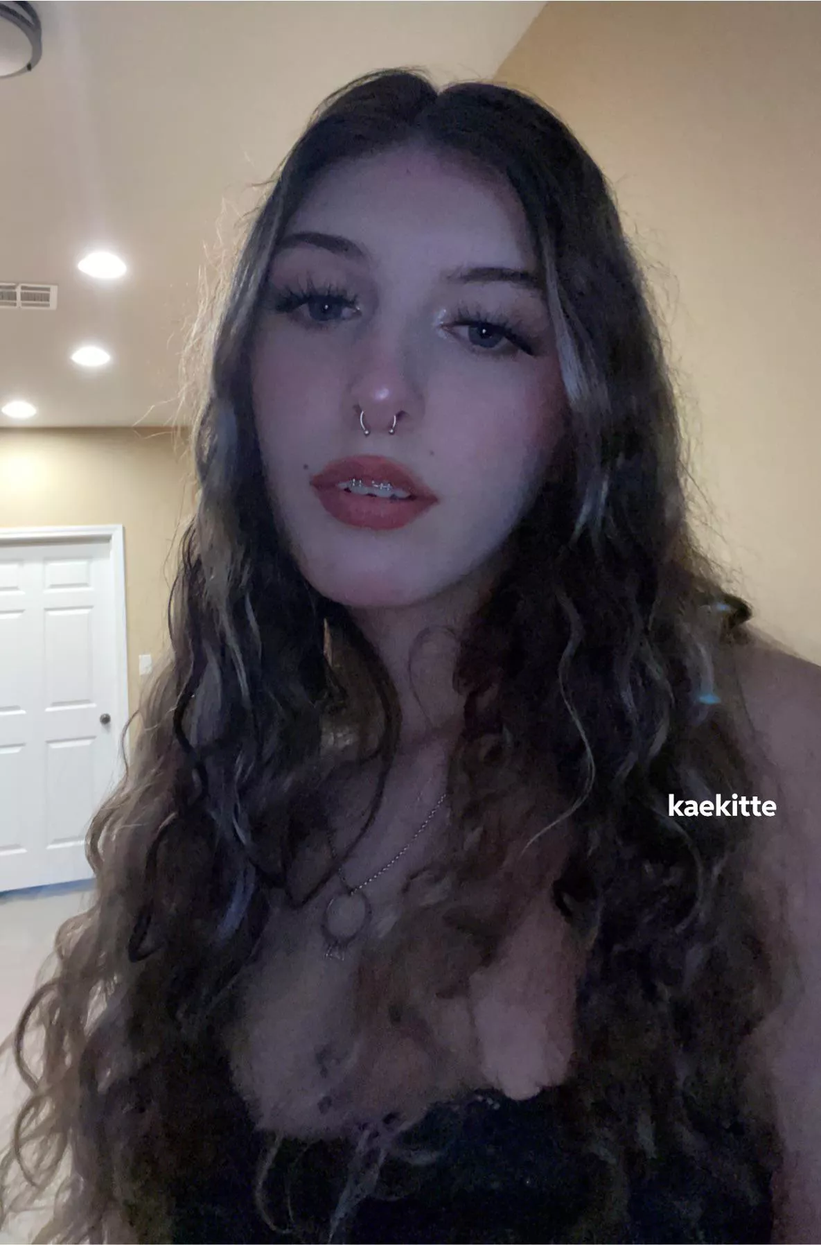 don’t you wanna kiss a pretty girl like me? 😊