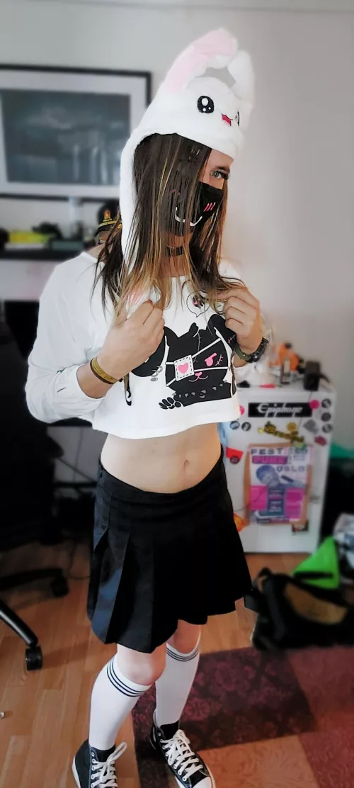 Got a new crop top today^-^ Do you think its cute?