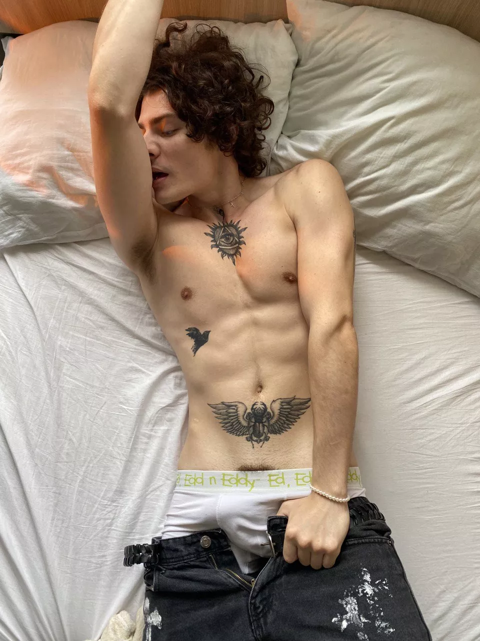 I can get aroused by the smell of hair or body, if during sex I smell sweat, my orgasm will be very strong...