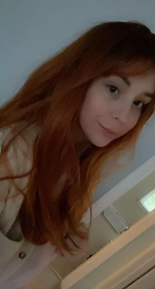 I feel like the little mermaid in this wig 🧜‍♀️ [f]