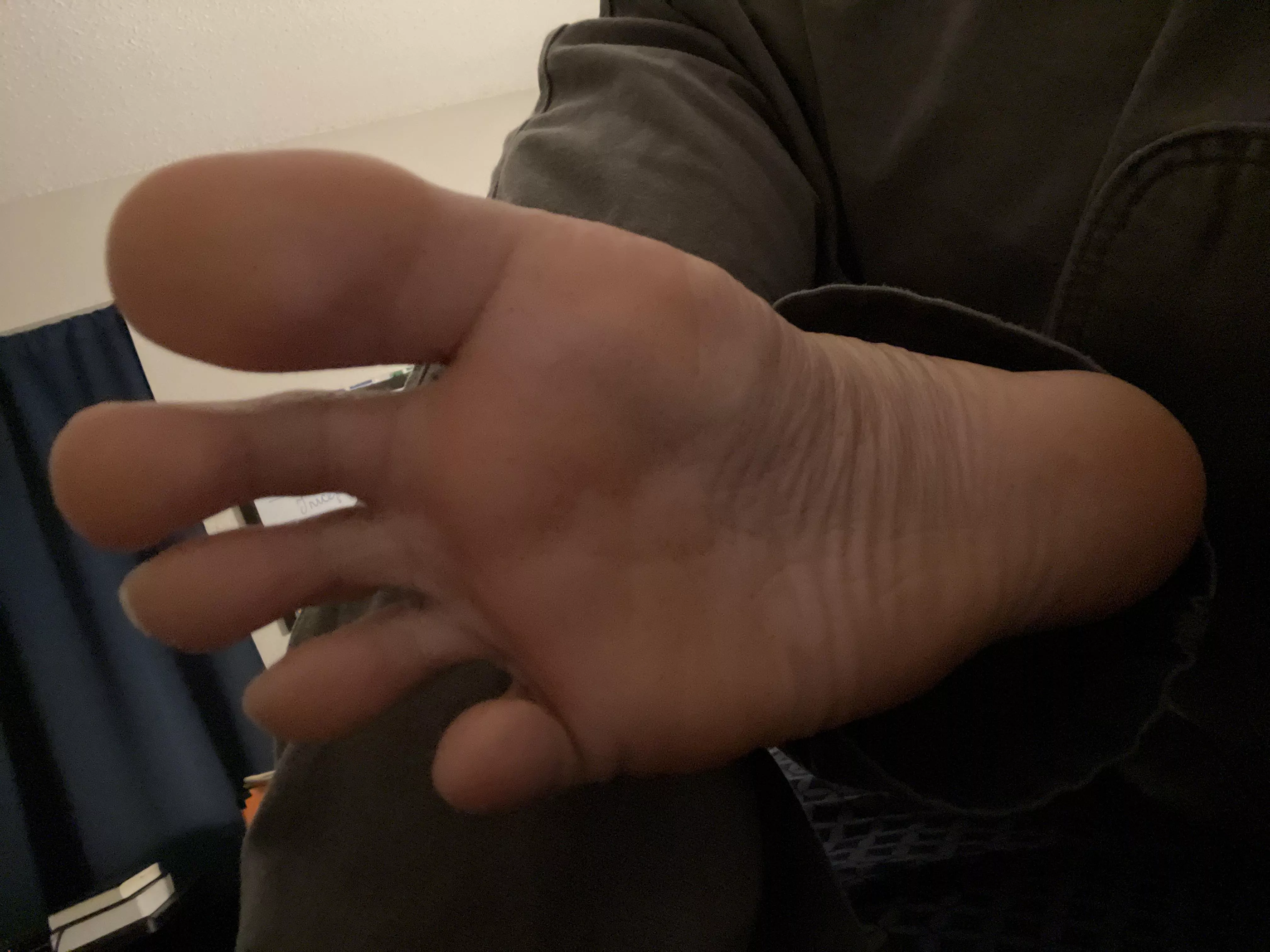 I want as many guys bust to my soles as possible. Hmu if u love my sweet soles;)