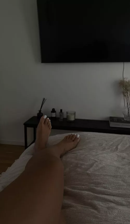 lazy day my white toes need some relaxing 😮‍💨🥵